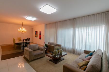 Casa para alugar com 350m², 4 quartos e 4 vagas Casa para alugar com 350m², 4 quartos e 4 vagasSala