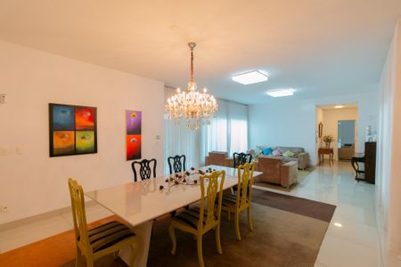 Casa para alugar com 350m², 4 quartos e 4 vagas Casa para alugar com 350m², 4 quartos e 4 vagasSala