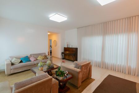 Casa para alugar com 350m², 4 quartos e 4 vagas Casa para alugar com 350m², 4 quartos e 4 vagasSala