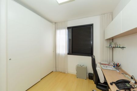 Apartamento à venda com 136m², 4 quartos e 3 vagasQuarto 2