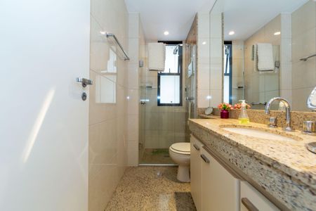 Apartamento à venda com 136m², 4 quartos e 3 vagasBanheiro Social 1