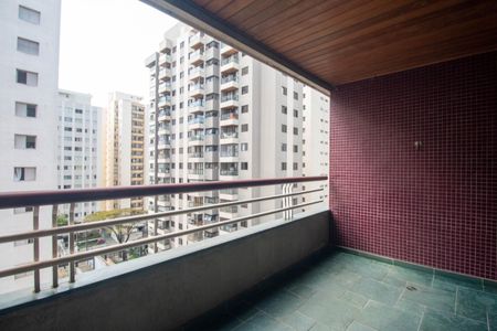 Apartamento à venda com 120m², 3 quartos e 2 vagas Apartamento à venda com 120m², 3 quartos e 2 vagasVaranda