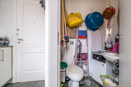 Apartamento à venda com 135m², 4 quartos e 3 vagas Apartamento à venda com 135m², 4 quartos e 3 vagasBanheiro de Serviço