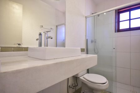 Casa de condomínio para alugar com 300m², 4 quartos e 5 vagasBanheiro da Suíte 1