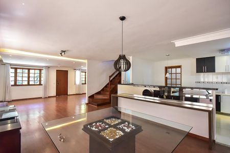 Casa de condomínio para alugar com 300m², 4 quartos e 5 vagasSala