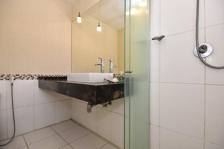 Casa de condomínio para alugar com 300m², 4 quartos e 5 vagasBanheiro da Suíte 3