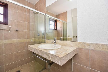 Casa de condomínio para alugar com 300m², 4 quartos e 5 vagasBanheiro da Suíte 2