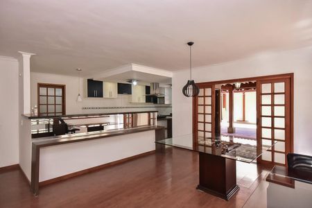 Casa de condomínio para alugar com 300m², 4 quartos e 5 vagasCozinha