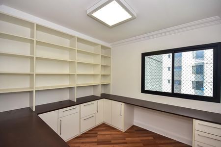 Apartamento à venda com 288m², 4 quartos e 4 vagasEscritório