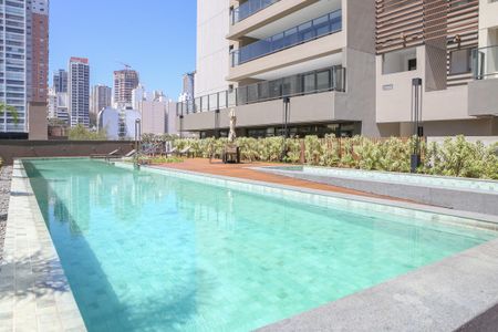 Apartamento à venda com 238m², 4 quartos e 3 vagas Apartamento à venda com 238m², 4 quartos e 3 vagasÁrea comum - Piscina