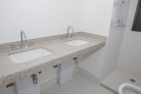 Apartamento à venda com 238m², 4 quartos e 3 vagas Apartamento à venda com 238m², 4 quartos e 3 vagasBanheiro da Suíte 1