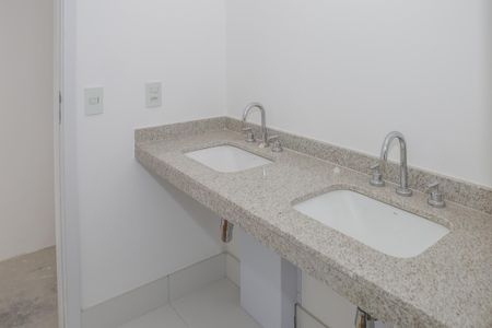 Apartamento à venda com 238m², 4 quartos e 3 vagas Apartamento à venda com 238m², 4 quartos e 3 vagasBanheiro da Suíte 1