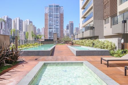 Apartamento à venda com 238m², 4 quartos e 3 vagas Apartamento à venda com 238m², 4 quartos e 3 vagasÁrea comum - Piscina