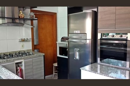 Casa à venda com 4 quartos, 194m² em Vila Suzana, São Paulo