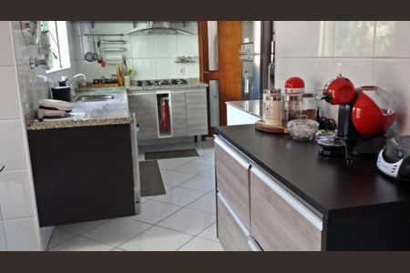 Casa à venda com 4 quartos, 194m² em Vila Suzana, São Paulo