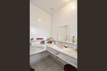 Casa à venda com 700m², 3 quartos e 6 vagasBanheiro Suíte 2