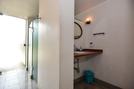 Casa à venda com 700m², 3 quartos e 6 vagasÁrea comum - Banheiro do Salão