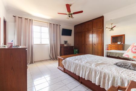 Casa à venda com 300m², 3 quartos e 4 vagas Casa à venda com 300m², 3 quartos e 4 vagasSuíte