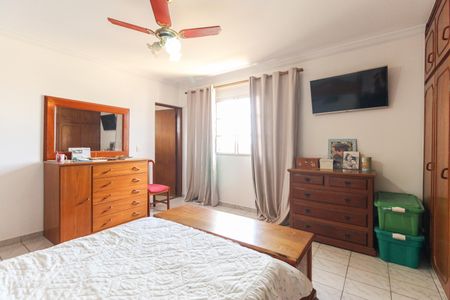 Casa à venda com 300m², 3 quartos e 4 vagas Casa à venda com 300m², 3 quartos e 4 vagasSuíte