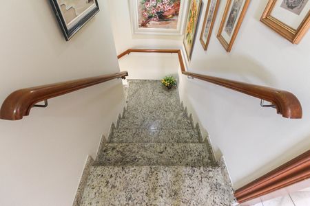 Casa à venda com 300m², 3 quartos e 4 vagas Casa à venda com 300m², 3 quartos e 4 vagasEscada