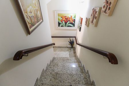 Casa à venda com 300m², 3 quartos e 4 vagas Casa à venda com 300m², 3 quartos e 4 vagasEscada