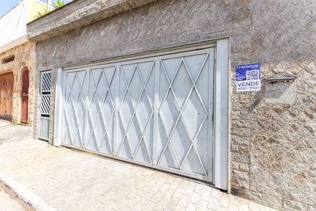 Casa à venda com 300m², 3 quartos e 4 vagas Casa à venda com 300m², 3 quartos e 4 vagasFachada