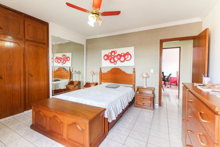 Casa à venda com 300m², 3 quartos e 4 vagas Casa à venda com 300m², 3 quartos e 4 vagasSuíte