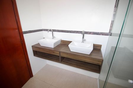 Casa de condomínio para alugar com 174m², 4 quartos e 4 vagasBanheiro do Quarto 4