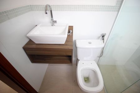 Casa de condomínio para alugar com 174m², 4 quartos e 4 vagasBanheiro do Quarto 2