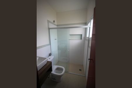 Casa de condomínio para alugar com 174m², 4 quartos e 4 vagasBanheiro do Quarto 2