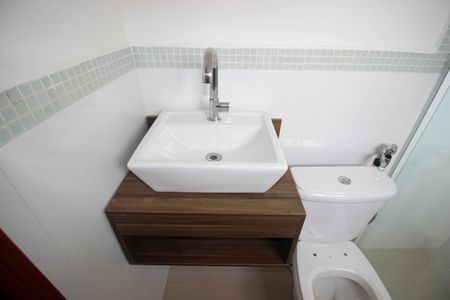 Casa de condomínio para alugar com 174m², 4 quartos e 4 vagasBanheiro do Quarto 2