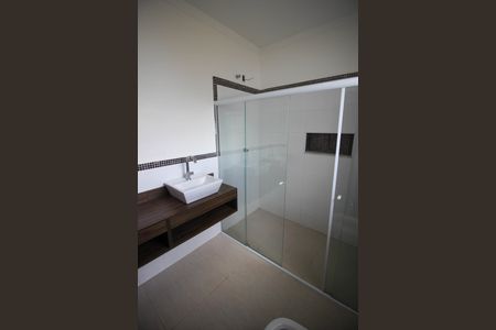 Casa de condomínio para alugar com 174m², 4 quartos e 4 vagasBanheiro do Quarto 4