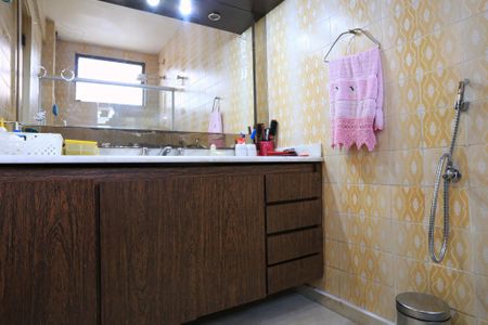 Apartamento à venda com 238m², 4 quartos e 2 vagasBanheiro da Suíte