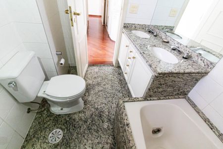 Apartamento à venda com 203m², 4 quartos e 3 vagasBanheiro da Suíte 4