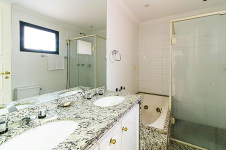 Apartamento à venda com 203m², 4 quartos e 3 vagasBanheiro da Suíte 4