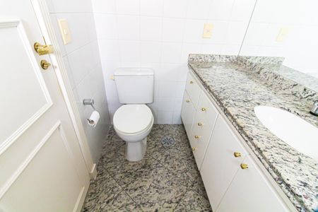 Apartamento à venda com 203m², 4 quartos e 3 vagasBanheiro da Suíte 3