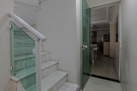 Escada de casa para alugar com 4 quartos, 238m² em Jardim Rubi, Mogi das Cruzes