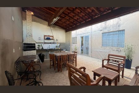 Casa à venda com 175m², 2 quartos e 2 vagas Casa à venda com 175m², 2 quartos e 2 vagasÁrea Externa