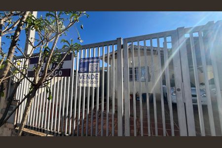 Casa à venda com 175m², 2 quartos e 2 vagas Casa à venda com 175m², 2 quartos e 2 vagasFachada