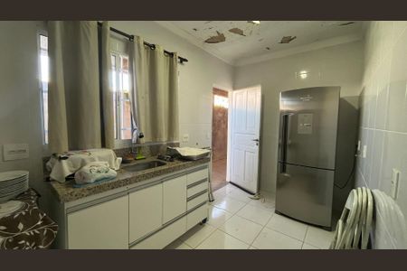 Casa à venda com 175m², 2 quartos e 2 vagas Casa à venda com 175m², 2 quartos e 2 vagasCozinha