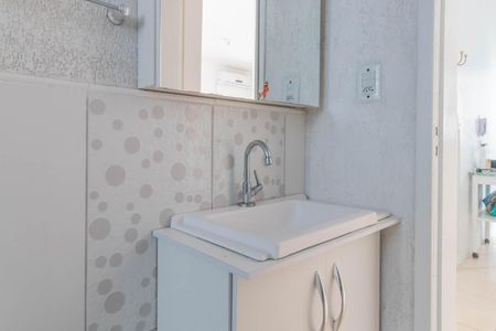 Banheiro de apartamento à venda com 1 quarto, 40m² em Menino Deus, Porto Alegre