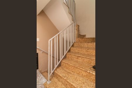 Casa para alugar com 183m², 3 quartos e 4 vagasEscada