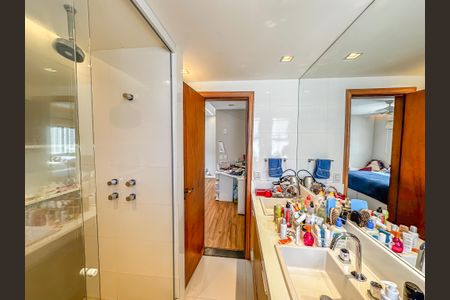 Apartamento à venda com 280m², 5 quartos e 4 vagasBanheiro da Suíte