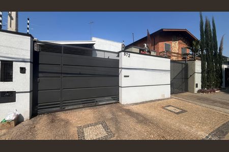 Casa para alugar com 200m², 3 quartos e 4 vagas Casa para alugar com 200m², 3 quartos e 4 vagasFachada