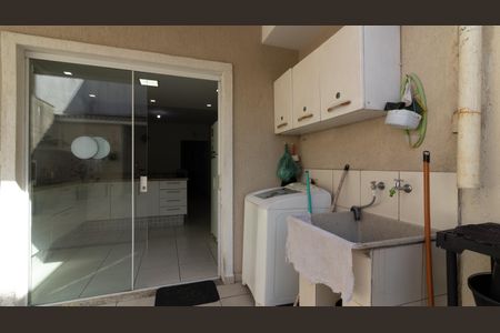 Casa à venda com 300m², 3 quartos e 2 vagas Casa à venda com 300m², 3 quartos e 2 vagasÁrea de Serviço