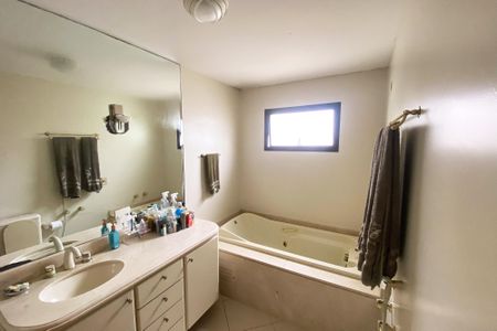 Apartamento para alugar com 230m², 4 quartos e 3 vagasBanheiro da Suíte 3