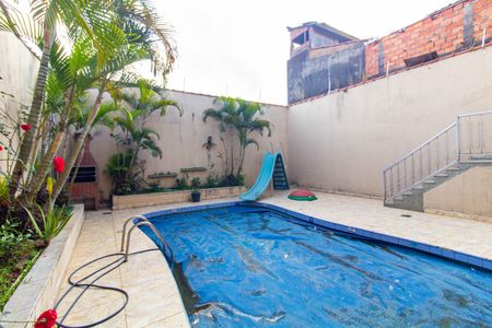 Casa à venda com 300m², 3 quartos e 5 vagas Casa à venda com 300m², 3 quartos e 5 vagasÁrea comum - Piscina