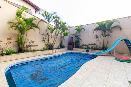 Casa à venda com 300m², 3 quartos e 5 vagas Casa à venda com 300m², 3 quartos e 5 vagasÁrea comum - Piscina