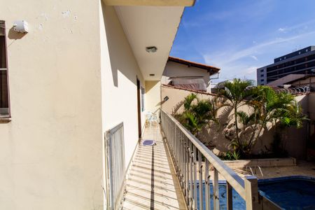 Casa à venda com 300m², 3 quartos e 5 vagas Casa à venda com 300m², 3 quartos e 5 vagasÁrea externa