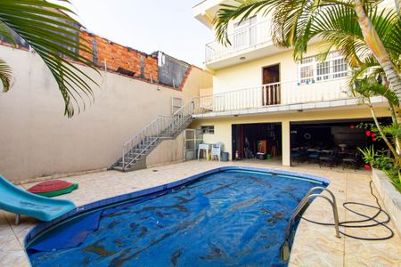 Casa à venda com 300m², 3 quartos e 5 vagas Casa à venda com 300m², 3 quartos e 5 vagasÁrea comum - Piscina